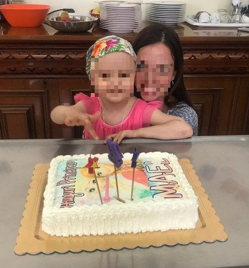 bimba e torta di compleanno